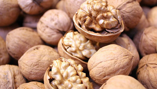 一項(xiàng)新研究表明經(jīng)常食用核桃與婦女的健康和長(zhǎng)壽有關(guān)